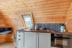 Dishwasher, cookware/dishes/utensils - 1 Bed in Crediton (oc-p28230) (Crediton Hamlets)