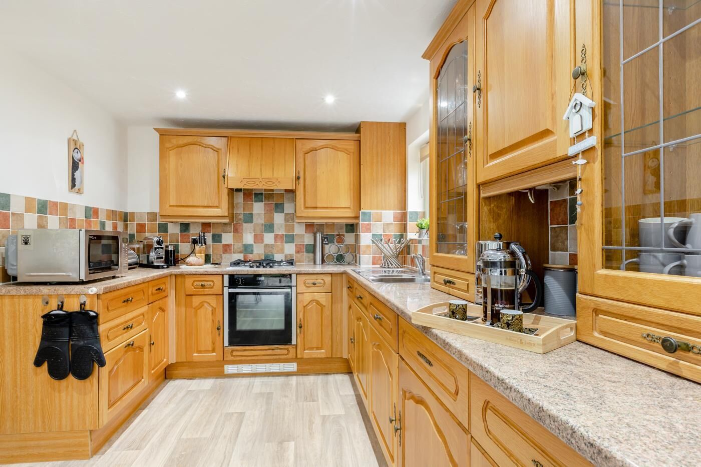 Een oven, een vaatwasser, een kinderstoel, kookgerei, borden en bestek