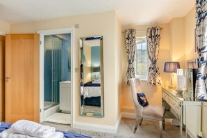 Tabla de planchar con plancha, wifi gratis, ropa de cama