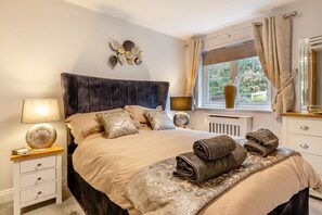 Tabla de planchar con plancha, wifi gratis y ropa de cama 