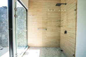 Shower, eco-friendly toiletries, hair dryer, towels - Modern Luxury Villa + Pool & Beach Club Access + Free Golf! (Pinilla)