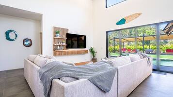 Smart TV, fireplace, ping pong