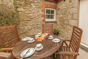 Outdoor dining - 2 Bed in Ponsanooth (oc-f28845) (Saint Gluvias)