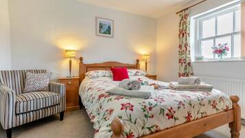 2 bedrooms, travel cot, free WiFi, bed sheets