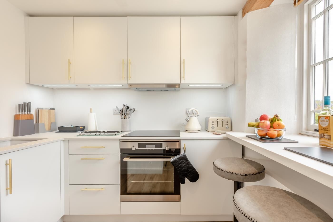 Microwave, oven, dishwasher, cookware/dishes/utensils