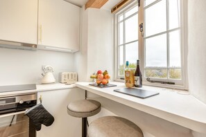 Mikrobølgeovn, ovn, opvaskemaskine, køkkentøj/tallerkener/redskaber