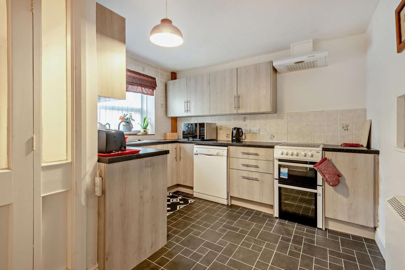 Micro-ondas, fogão, lava-louças, cadeirão de bebê