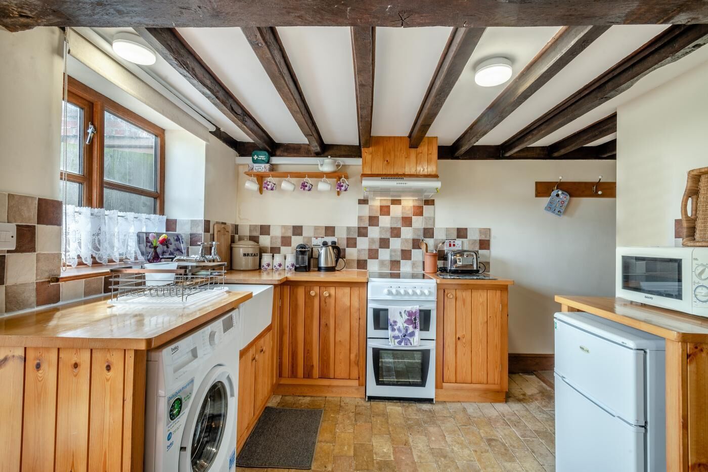 Mikrovågsugn, ugn, barnstol och grytor/köksredskap