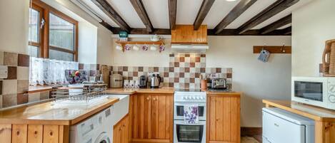 Mikrovågsugn, ugn, barnstol och grytor/köksredskap