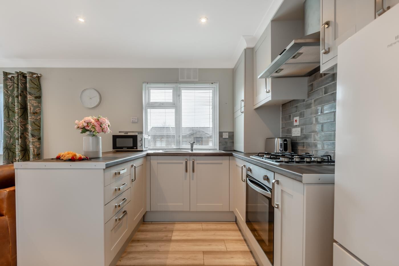 Four, batterie de cuisine, vaisselle et ustensiles