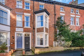 Exterior - 4 Bed in Whitby (oc-b28403) (Whitby)