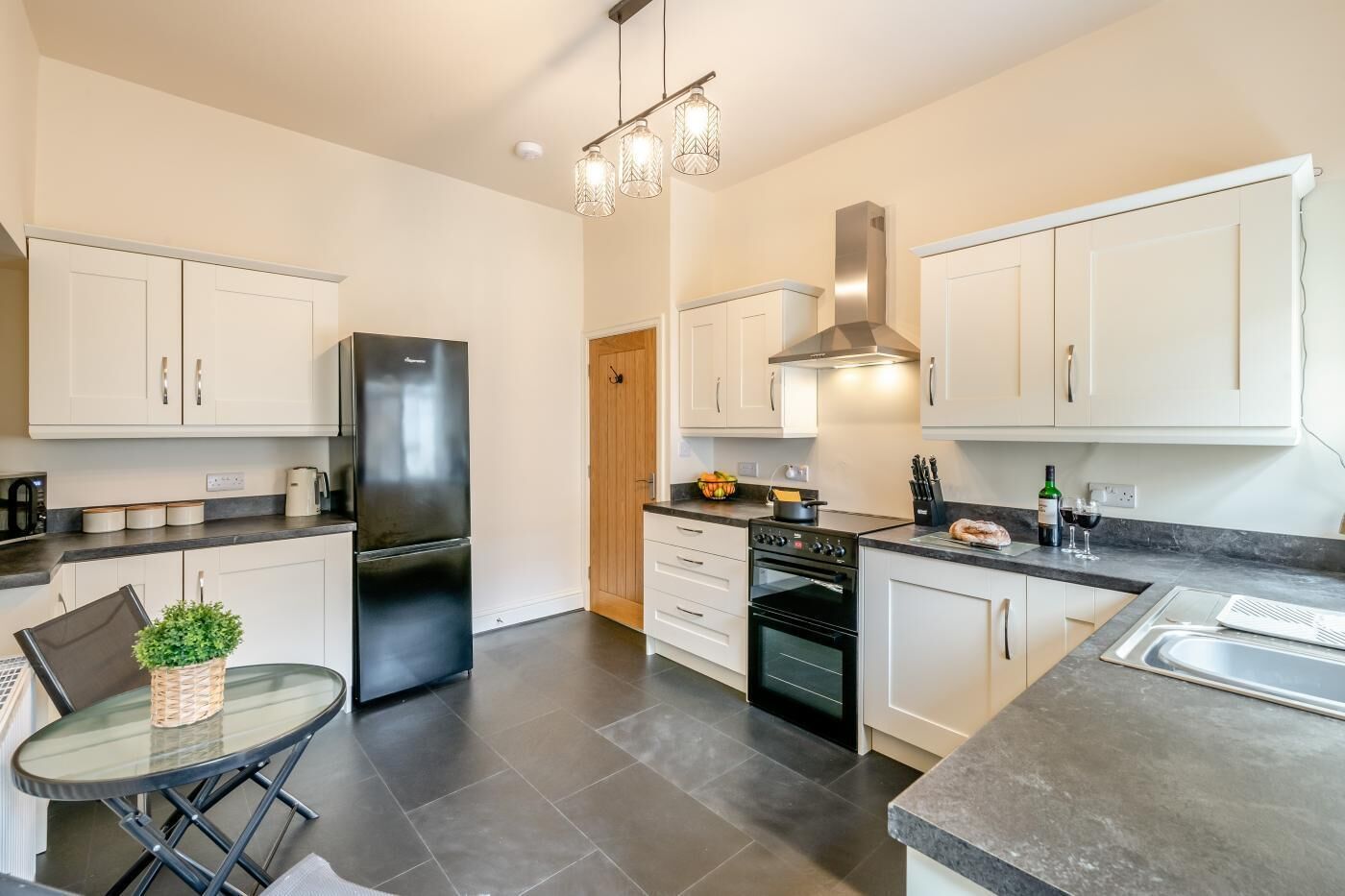 Four, lave-vaisselle, chaise haute