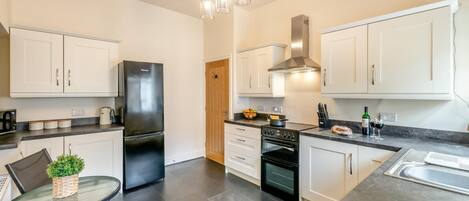 Ofen, Geschirrspüler, Hochstuhl, Kochgeschirr/Geschirr/Besteck