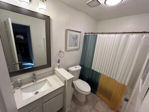 Douche, sèche-cheveux, serviettes fournies, savon