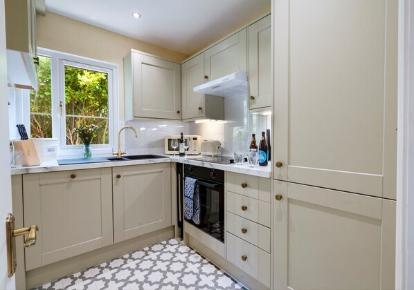 Réfrigérateur, un four, vaisselle et ustensiles