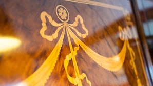 En närbild på en träyta med ett inristat mönster.