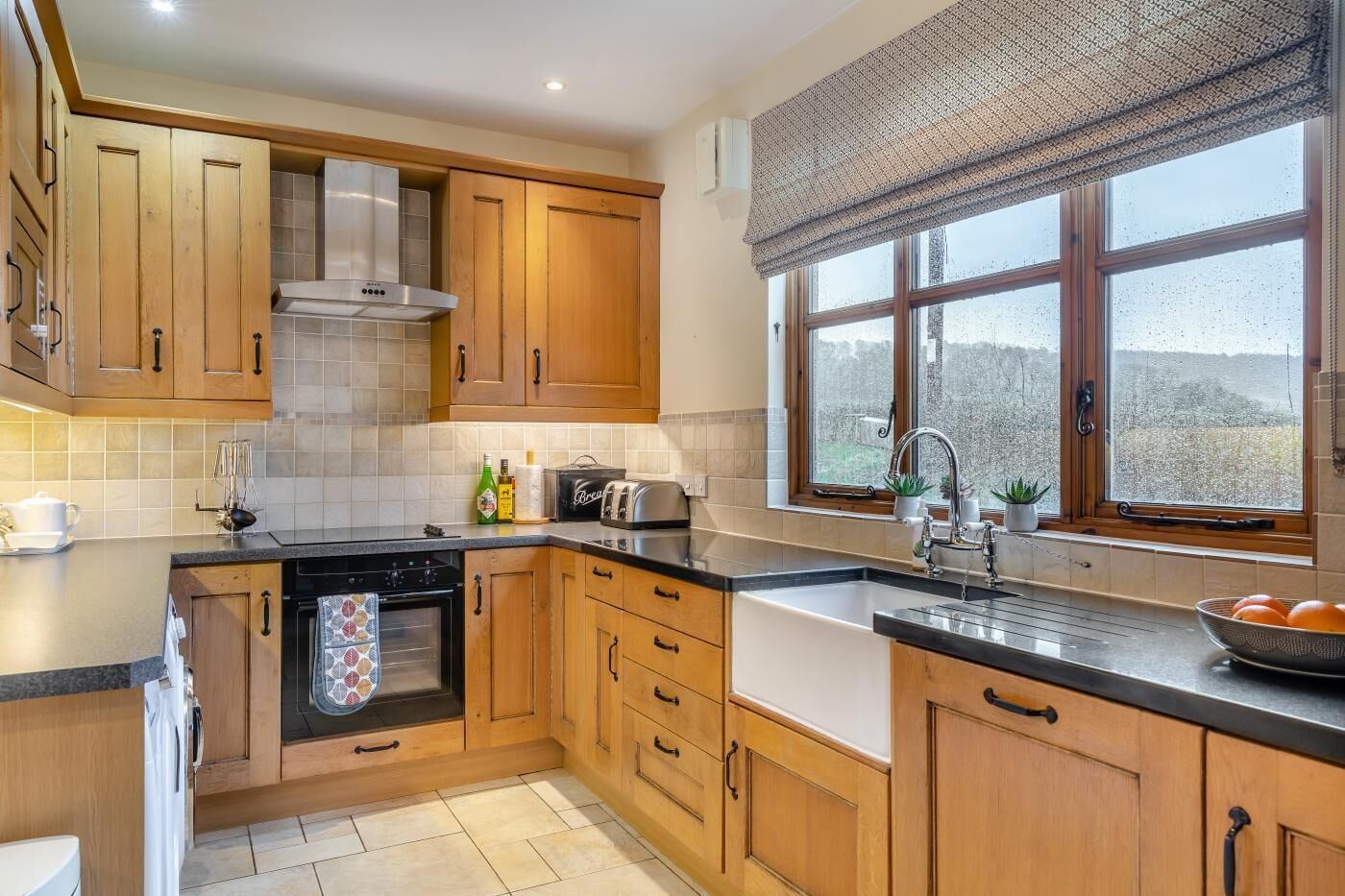 Four à micro-ondes, un four, lave-vaisselle, chaise haute