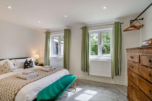 3 bedrooms, iron/ironing board, travel crib, free WiFi - 3 Bed in Biddenden (oc-h28825) (Biddenden)