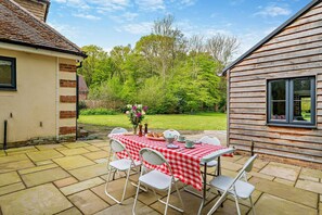 Outdoor dining - 3 Bed in Biddenden (oc-h28825) (Biddenden)