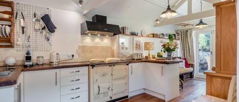 Lavavajillas, periquera y utensilios de cocina