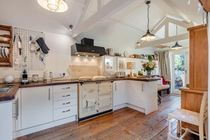 Dishwasher, high chair, cookware/dishes/utensils - 2 Bed in Langham (oc-t28836) (Langham)