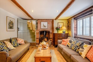 TV, fireplace - 2 Bed in Langham (oc-t28836) (Langham)
