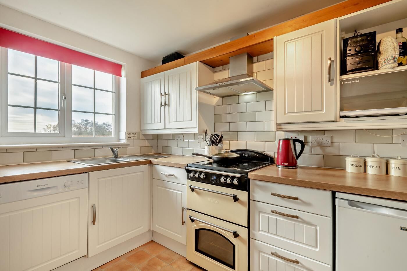 غسالة أطباق، كرسي للأطفال، مستلزمات طهي/أطباق/أوعية