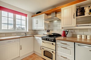 Astianpesukone, syöttötuoli, keittoastiat/astiat/ruokailuvälineet