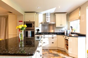 Een microgolfoven, een oven, een vaatwasser, een kinderstoel