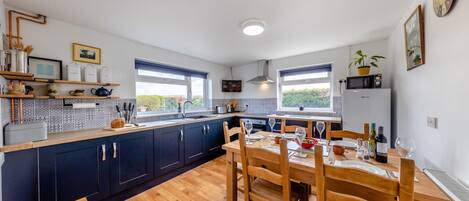 Micro-ondes, four, chaise haute