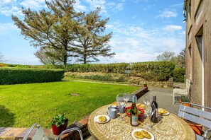 Outdoor dining - 3 Bed in Llanrhystud (oc-m28913) (Llanrhystyd)