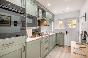 Microwave, oven, dishwasher, cookware/dishes/utensils - 2 Bed in Halesworth (oc-r28879) (Halesworth)