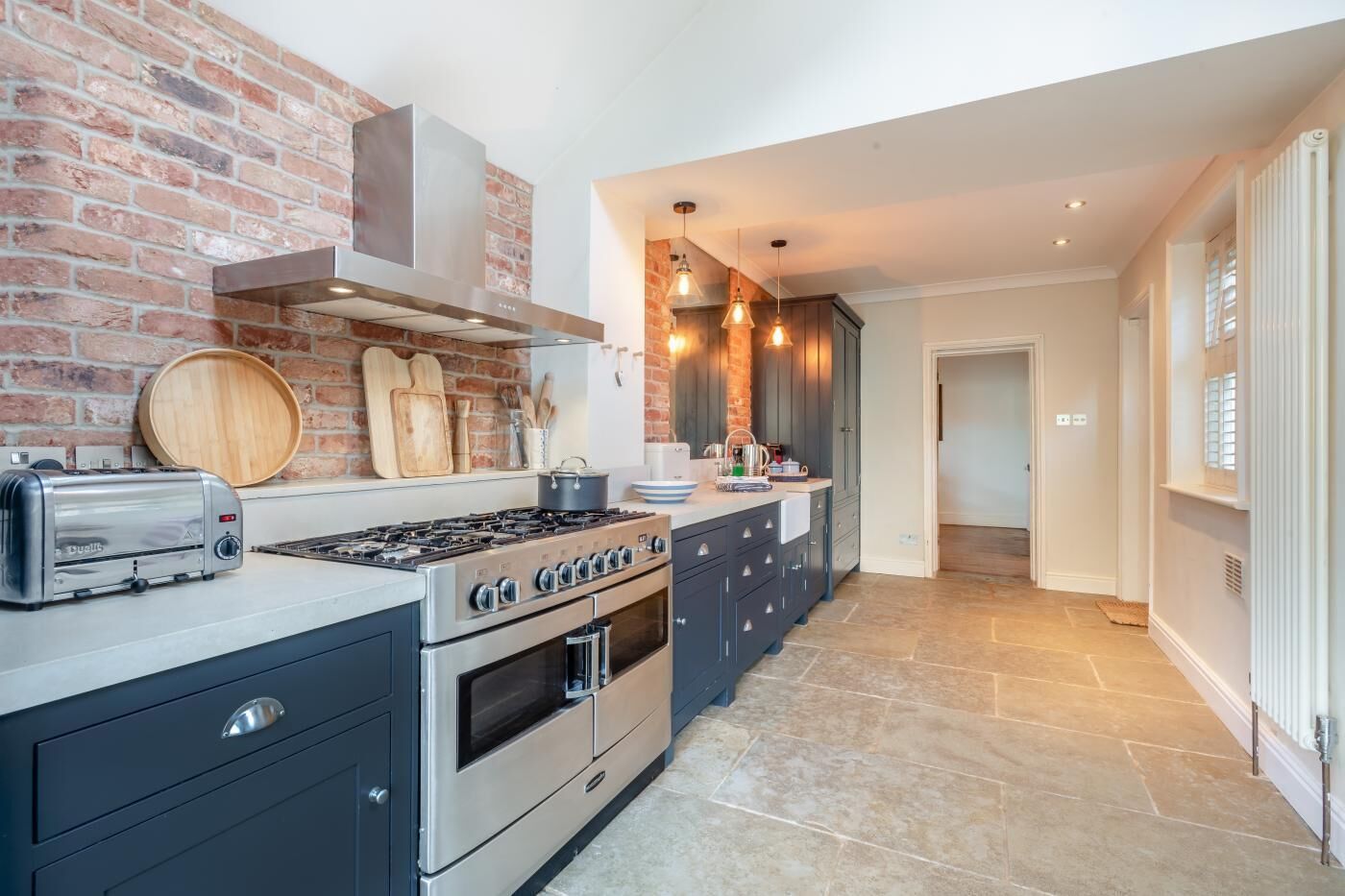 Een microgolfoven, een oven, een vaatwasser, een kinderstoel