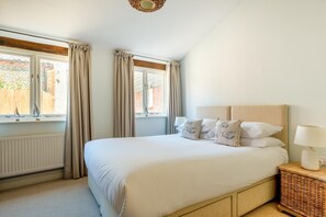 Bügeleisen/Bügelbrett, Reisekinderbett, kostenloses WLAN, Bettwäsche