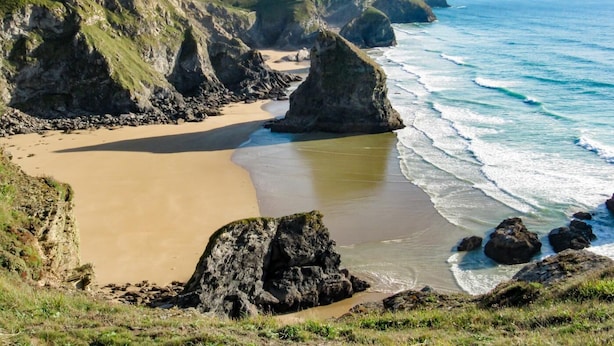 A coastal landscape with a sandy beach, rocky cliffs, and the ocean. - 4 Bed in Retorrick Mill (oc-t28899) (Saint Mawgan)
