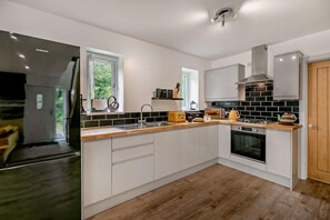 Microwave, oven, high chair, cookware/dishes/utensils - 4 Bed in Retorrick Mill (oc-w28897) (Saint Mawgan)