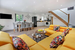TV - 4 Bed in Retorrick Mill (oc-w28897) (Saint Mawgan)