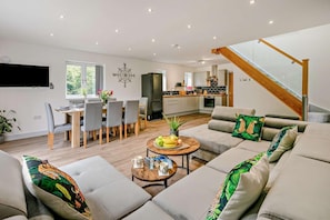 TV - 4 Bed in Retorrick Mill (oc-p28898) (Saint Mawgan)