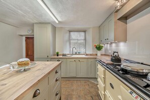 Microondas, horno, lavavajillas y utensilios de cocina 