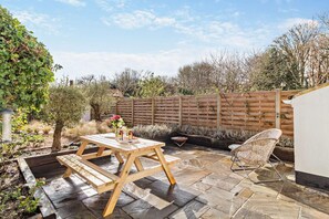 Outdoor dining - 3 Bed in Dunwich (oc-l18684) (Dunwich)