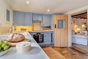 Mikrowelle, Ofen, Geschirrspüler, Kochgeschirr/Geschirr/Besteck