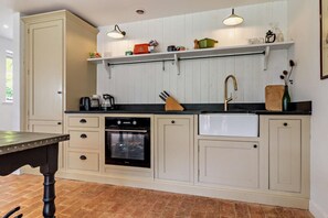 Microondas, horno, lavavajillas y trona infantil