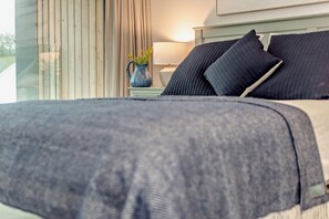 Iron/ironing board, travel cot, free WiFi, bed sheets - 2 Bed in Harlyn Bay (oc-s28921) (Harlyn Bay)