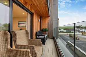 Terrace/patio - 2 Bed in Harlyn Bay (oc-s28921) (Harlyn Bay)