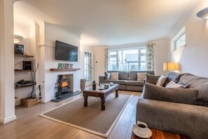 TV, fireplace - 4 Bed in Croyde (oc-65699) (Croyde)