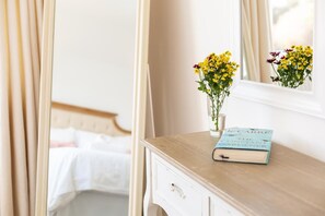 4 bedrooms, iron/ironing board, travel crib, free WiFi - 4 Bed in Croyde (oc-65699) (Croyde)