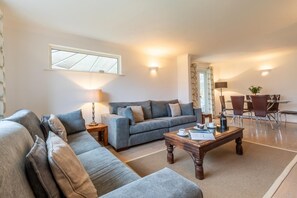 TV, fireplace - 4 Bed in Croyde (oc-65699) (Croyde)