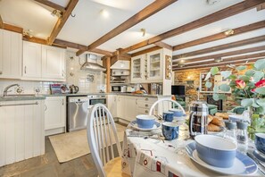 Microwave, oven, dishwasher, highchair - 3 Bed in Padstow (oc-h28928) (Padstow)