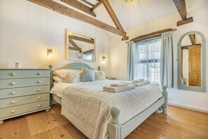 Iron/ironing board, travel cot, free WiFi, bed sheets - 3 Bed in Padstow (oc-h28928) (Padstow)