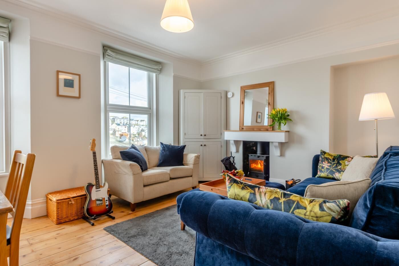 Televisión y chimenea 